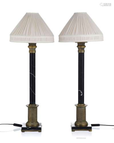 Paire de lampes de style Restauration, XXe s. fût et base en...