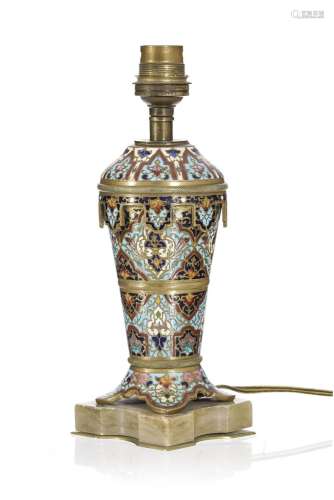 Pied de lampe, XIXe s., en laiton à décor cloisonné dans le ...