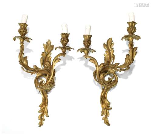 Paire d'appliques de style Louis XV, en bronze doré et cisel...