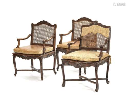 Trois fauteuils de style Régence, XIXe s., en bois naturel s...