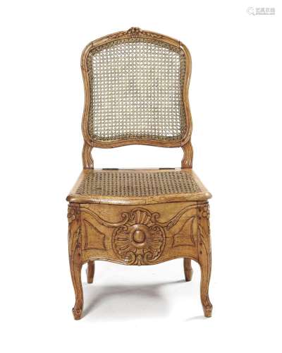 Chaise à commodité d'époque Louis XV, en bois naturel moulur...
