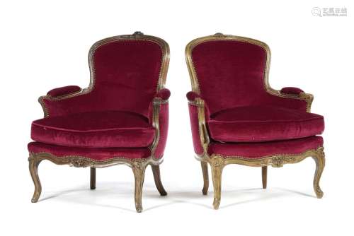 Paire de fauteuils l'un d'époque Louis XV et le second de st...