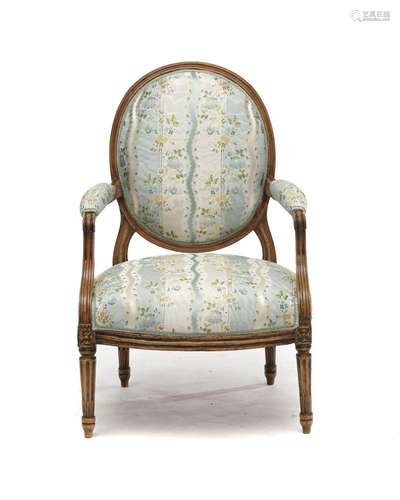 Fauteuil d'époque Louis XVI, en bois naturel, dossier médail...