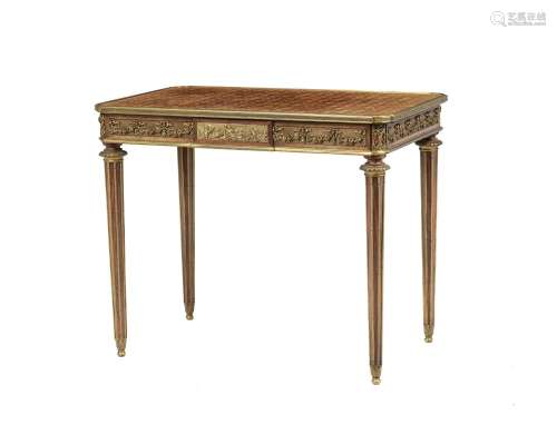 Table de salon de style Louis XVI d'après un modèle de Riese...