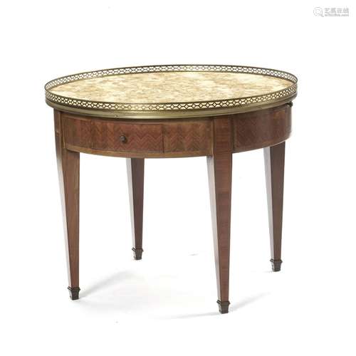 Table basse de style Louis XVI, XXe s., en placage de bois d...