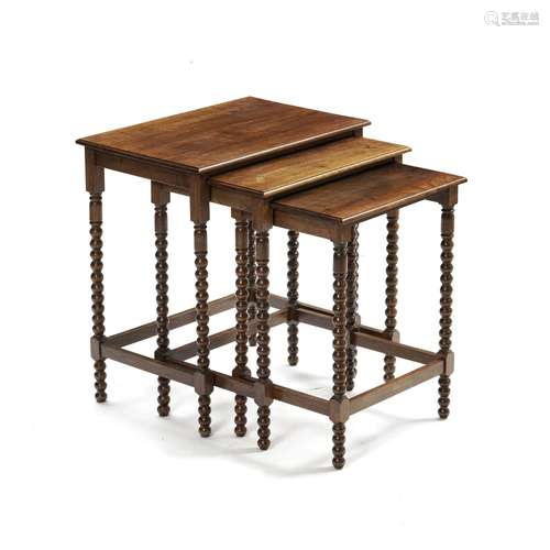 Suite de 3 tables gigognes, XXe s., en bois teinté acajou, m...