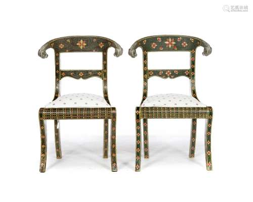 Paire de chaises, Inde, XIXe s., de forme Klismos, en bois p...