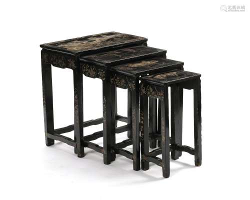Tables gigognes, Chine, XXe s., en bois noirci et à décor de...