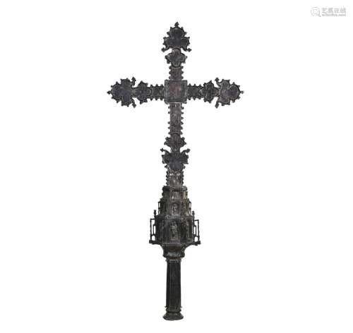 Croce processionale con struttura lignea