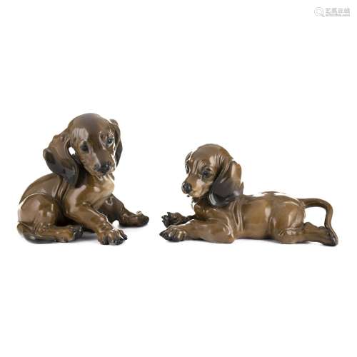 Due porcellane smaltate raffiguranti cuccioli di bassotto