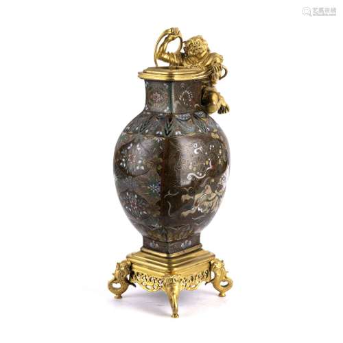 Vaso in bronzo dorato e smalti