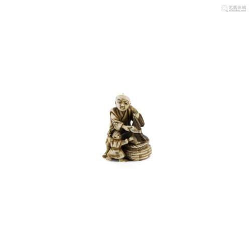 Netsuke raffigurante pescatore con una rete e un bambino tra...