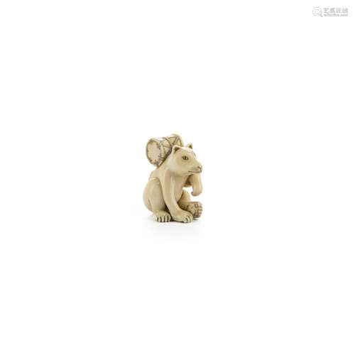 Netsuke raffigurante volpe con tamburo