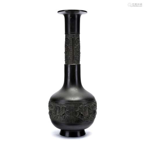 Vaso a bottiglia in bronzo con decoro arcaico
