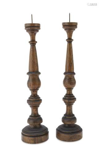 PAIR OF SMALL CANDLESTICKS IN TURNED WOOD, LATE 18th CENTURY