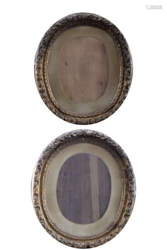 Two ancient oval frames in carved and gilded wood, 19th cent...