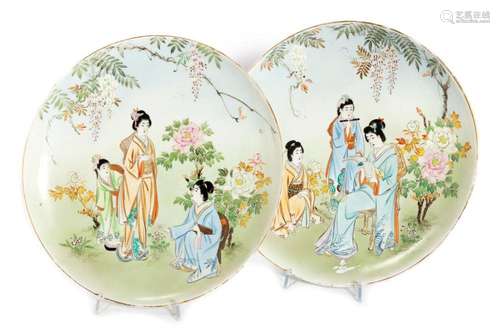 Pair of polychrome porcelain plates, Japan Meiji - Taisho pe...