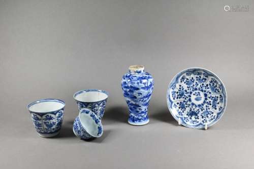 Five pieces of 18th century Chinese porcelain, Kangxi period...