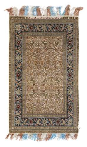 Tapis Hereke en soie et fils de métal doré, Turquie, 3ème qu...