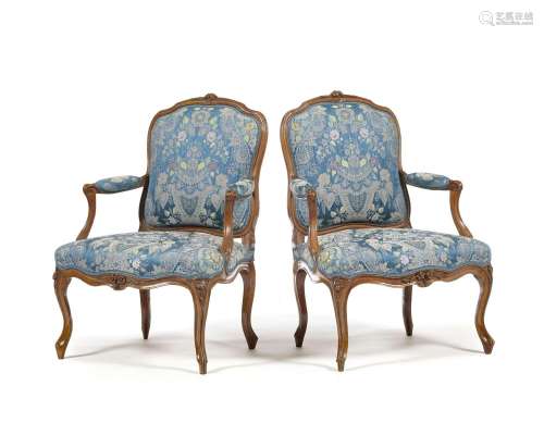Paire de fauteuils à la reine d'époque Louis XV estampillés ...