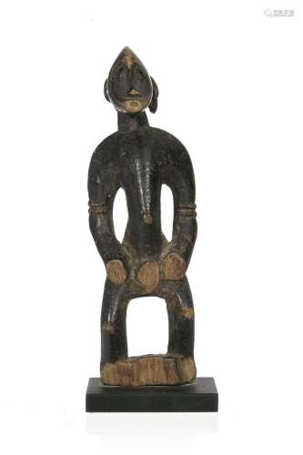Statuette masculine Senoufo, bois à patine brun foncé légère...