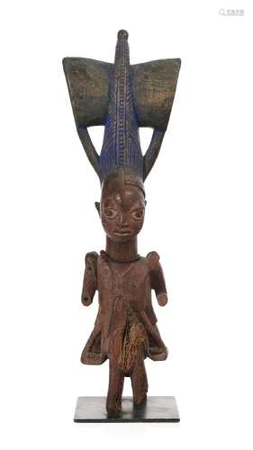 Cavalier Yoruba à la haute coiffe cônique traversée par la d...