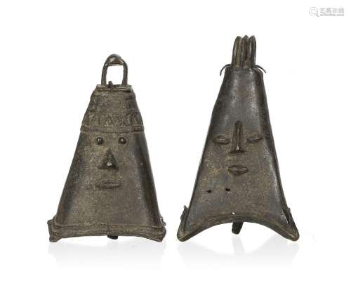 2 cloches cérémonielles Yoruba pyramidales ornées d'un visag...