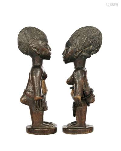 Paire de statuettes ibeji d'Abeokuta, bois dur, Nigeria, h. ...