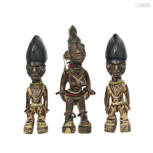 3 statuettes ibeji, bois dur à patine brune, pigments, perle...