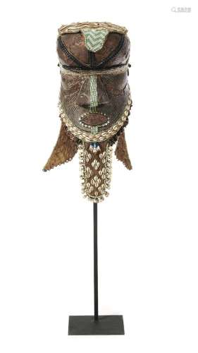 Masque heaume anthropomorphe Kuba, bois, cauris, perles, cui...