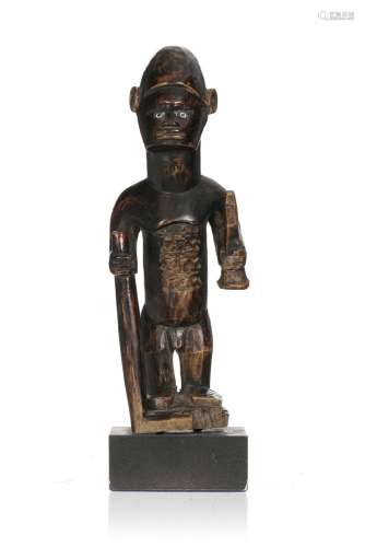 Statuette de jeune chef Bembe, bois à patine brun foncé bril...