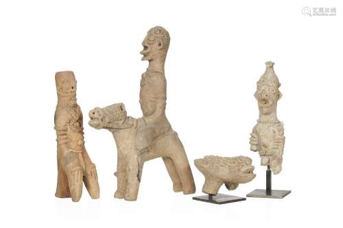 Ensemble de 4 statuettes Koma, terre cuite, représentant des...