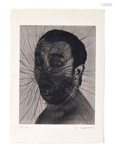 Arnulf Rainer (1929), Selbstbildnis, im Atelier radierend, p...
