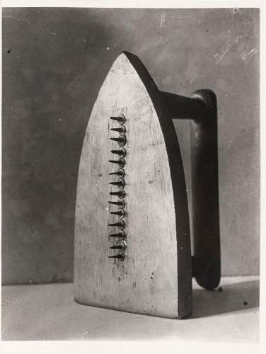 Man Ray (1890-1976), Le Cadeau, 1921, tirage au gélatino-arg...