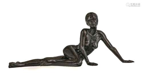 Pury (XX), Femme nue allongée, sculpture en bronze, signée e...