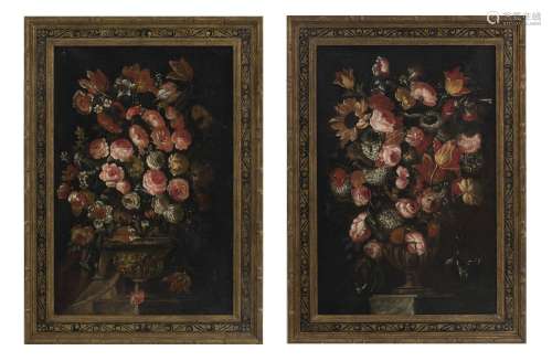 Ecole flamande du XVIIIe s., Bouquets de fleurs, paire d'hui...