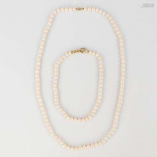 A collection of 2 pearl necklaces with round pearls, 18kt go...