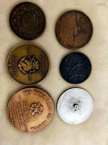 Six médailles en bronze