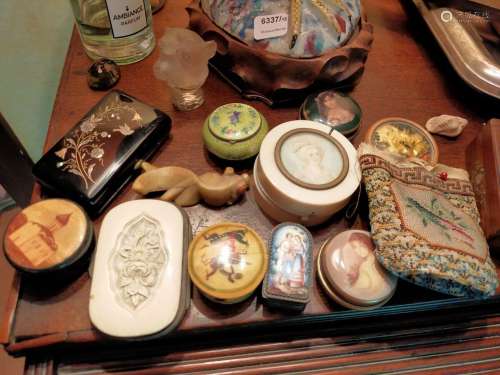 Lot d'objets de vitrine