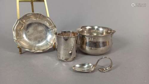 Lot : une timbale en argent accidentée, une casserole en arg...