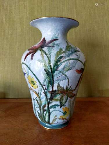 ITALIE vase en céramique à décor polychrome de fleur<br />
H...