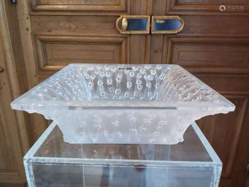Lalique France<br />
Coupe en verre moulé à décor de rose <b...