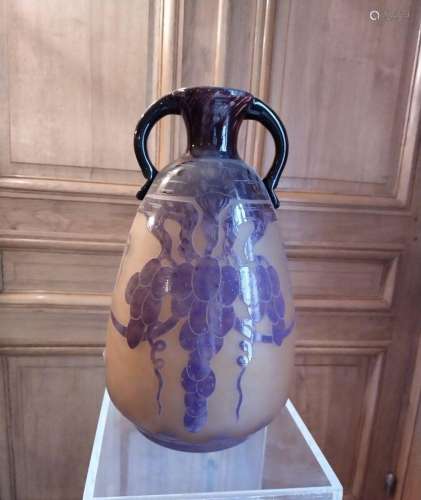 Le verre français, important vase piriforme en verre dégagé ...