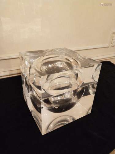 Sculpture en plexiglass<br />
Haut. : 18.5 cm