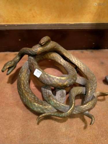Tête de loup en fonte, deux serpents entrelacés en bronze, a...