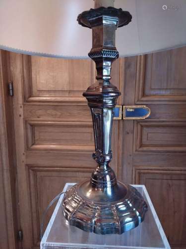 Style du XVIIIe<br />
Un pied de lampe, flambeau<br />
Haut....