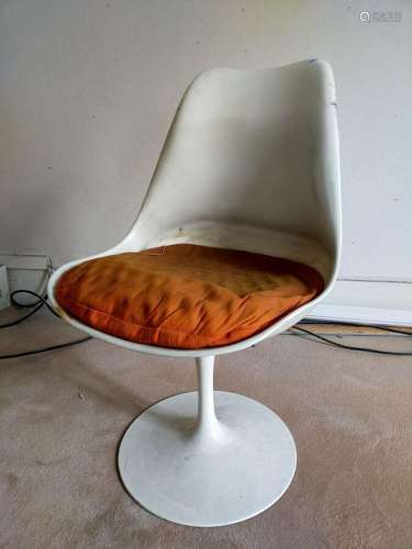 EERO SAARINEN (1910-1961) pour KNOLL <br />
Chaise tulipe à ...