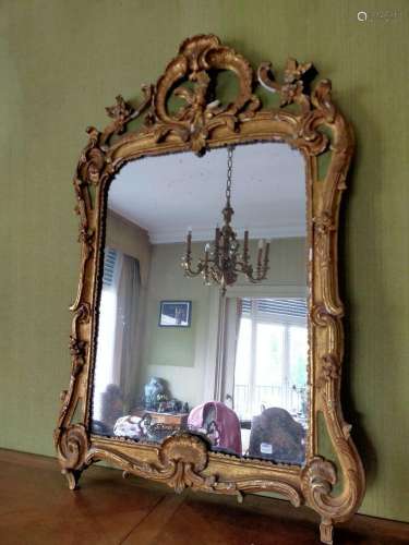 Miroir en bois doré et laqué vert à décor de coquille et fle...