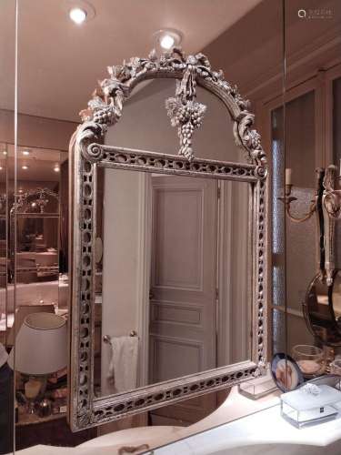Miroir en bois moderne <br />
Haut. : 91; larg. : 58 cm