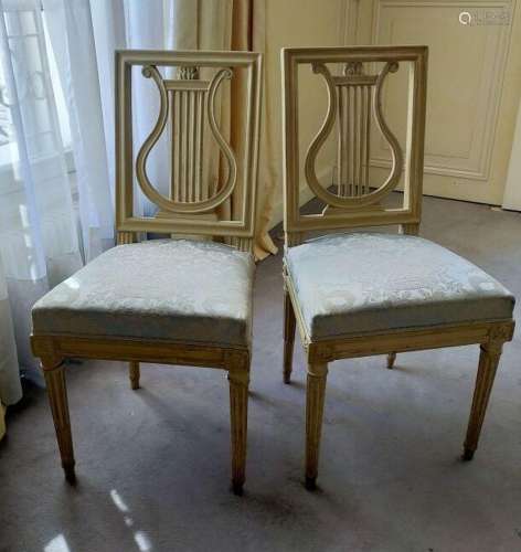 Deux chaises Louis XVI en bois laqué blanc à dossier lyre (u...